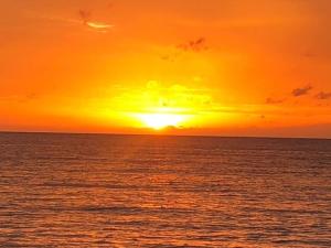 a sunset over the ocean with the sun setting at BP Budget Rooms in Ko Mak