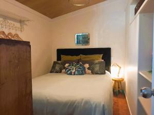 a bedroom with a bed in a room at Manukorihi Sweet Guesthouse in Waitara