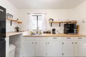 Dapur atau dapur kecil di Steps to Coffee & Breweries - Paws & Pines Escape