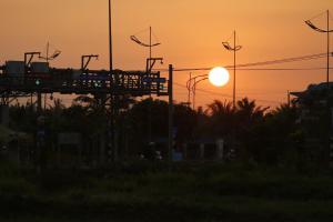 a sunset with the sun in the background at nhà nhỉ phát thành in Kon Rung (1)