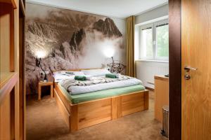 什特尔布斯凯普莱索艾玛维拉酒店的卧室里有一张床,墙上挂着一幅画