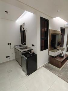 a kitchen with a stove and a tv in it at فندق بوابة ابها in Khamis Mushayt