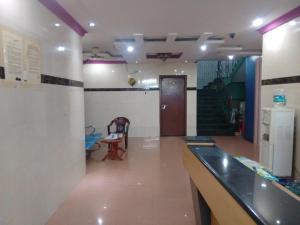 um quarto com um corredor com uma mesa e uma porta em New Regency em Chennai