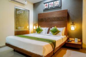 ein Schlafzimmer mit einem großen Bett in einem Zimmer in der Unterkunft Hotel Sonia CIDCO in Aurangabad