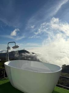 a white bath tub with a view of the clouds at หลงใหล ภูทับเบิก in Ban Maeo Thap Boek