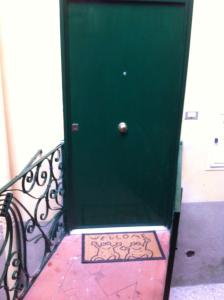 ナポリにあるBellini Casa Vacanzeの金属格子の前に緑の扉
