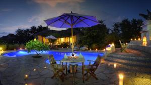 Barahi Jungle Lodge tesisinde veya buraya yakın yüzme havuzu
