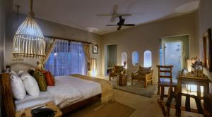 Barahi Jungle Lodge tesisinde bir odada yatak veya yataklar