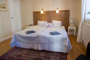 1 dormitorio con 1 cama con 2 toallas en Lilla Hotellet i Nora, en Nora