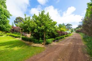 a dirt road in front of a house at Pierrepoint Accommodation in Hamilton