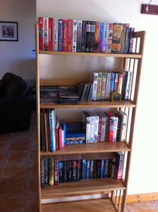 a book shelf filled with lots of books at Glendale Chestnut Grove in Rosslare