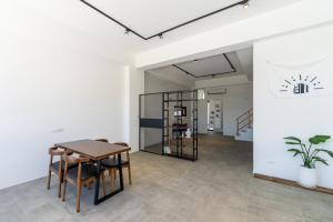 a dining room with a table and chairs at IsShoNi B&B in Huxi