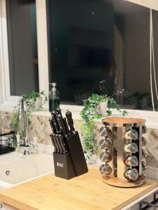 a counter with a bunch of knives on a cutting board at Autumn’s Retreat in Newcastle upon Tyne