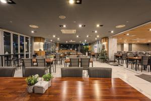 a dining room with tables and chairs and a restaurant at Hamdeok Beach Stay Jeju in Jeju
