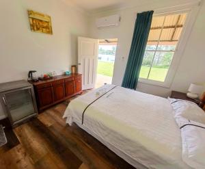 a bedroom with a large bed and a window at Christian's Minde Jervis bay in Jervis Bay Village