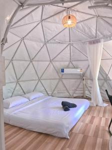a bed in a tent in a room at khaolakcamping in Ban Lam Ru (1)