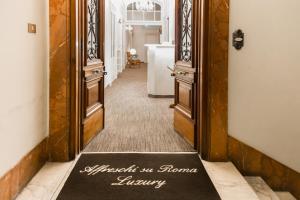 un tappetino di benvenuto nel corridoio di una casa di Affreschi Su Roma Luxury B&B a Roma