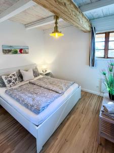 a bedroom with a bed in a room at Kleiner Anker in Fehmarn