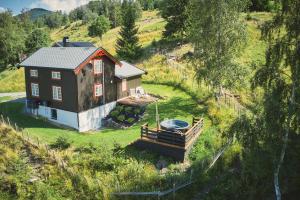 an aerial view of a small house on a hill at Unikt gårdshus - Gamlestua in Vestre Gausdal