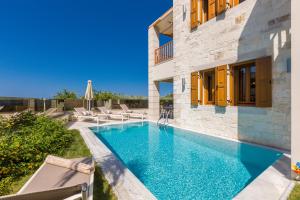 Bazén v ubytovaní Kallisti Villas, Family Paradise, By ThinkVilla alebo v jeho blízkosti