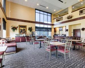 a restaurant with tables and chairs and a bar at Comfort Suites near NASA - Clear Lake in Webster