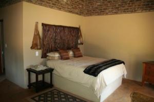 Postel nebo postele na pokoji v ubytování African Flair Country Lodge