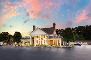 a building with a parking lot in front of it at Rodeway Inn Williamsburg Historic Area in Williamsburg