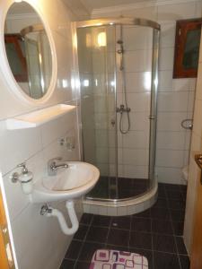 ein Badezimmer mit Dusche und Waschbecken in der Unterkunft Guesthouse Titi Mostar in Mostar