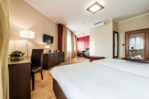 Postel nebo postele na pokoji v ubytování Hotel Victor Pruszków DeSilva