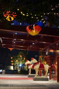a statue of two white horses sitting on a bench at Shangri-La Xian in Xi'an