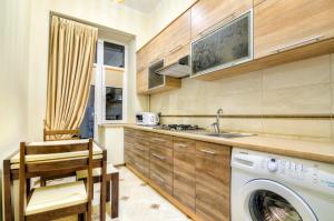 een keuken met een wasmachine en een wastafel bij Alfa Apartments Grygorenko in Lviv