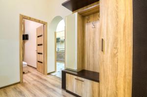 リヴィウにあるAlfa Apartments Grygorenkoの木製のキャビネットと鏡が備わる客室です。