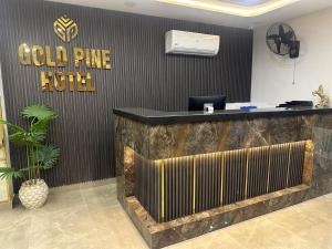 Et logo, certifikat, skilt eller en pris der bliver vist frem på Gold Pine Hotel Mall Road