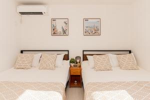 two beds sitting next to each other in a bedroom at 春日居 Kasuga House in Tokyo