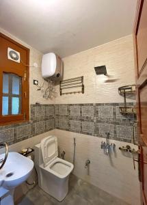 ein Badezimmer mit Toilette und Waschbecken in der Unterkunft PiNE&PEAK in Shimla + 14 Fotos