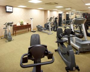 Fitness centrum a/nebo fitness zařízení v ubytování Clinton Inn Hotel Tenafly