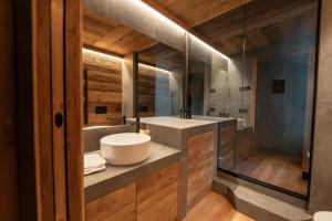 a bathroom with two sinks and a shower at Le Suites de San Campel RTA in Ponte di Legno