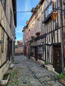 an alley in an old town with buildings at Appartement rénové centre Pont-Audemer-calme, Wi-Fi, proche Honfleur in Pont-Audemer