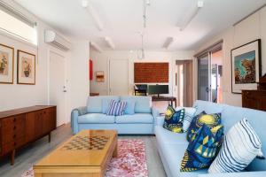 a living room with a blue couch and a chess at Blue Horizons at Ocean Grove in Ocean Grove