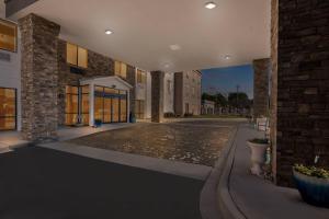 a building with a courtyard in the middle of a street at Comfort Suites Cullman I-65 Exit 310 in Cullman