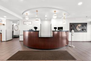 a lobby with a reception desk in a building at Comfort Suites Cullman I-65 Exit 310 in Cullman +31 photos