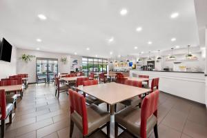 a restaurant with tables and chairs and a counter at Comfort Suites Cullman I-65 Exit 310 in Cullman