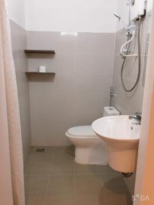 a bathroom with a toilet and a sink at Laé Hostel in Tuy Hoa