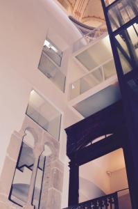 un escalier dans un bâtiment avec des fenêtres en verre dans l'établissement CasaOller, à Manresa