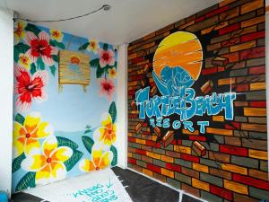 a room with graffiti on the wall at Turtle Beach Resort in San Juan