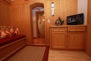 Televízia a/alebo spoločenská miestnosť v ubytovaní Appartements Stoffenhof