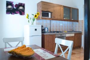 une cuisine avec une table et un réfrigérateur blanc dans l'établissement Friendly home in the center, à Budapest