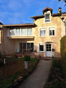 a large brick house with a front yard at L'estrade des Alpes 45m2 petit-déjeuner inclus in Saint-Alban-de-Roche