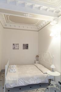 A bed or beds in a room at The Como Secret Garden