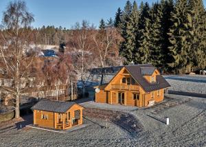 an overhead view of a wooden house with a yard at Manus Hoizhütterl in Sankt Oswald